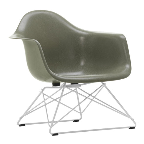 Eames Armchair in Fiberglass LAR / White Base